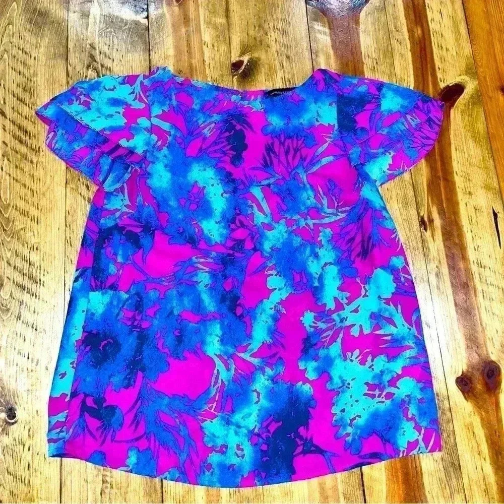 Banana Republic Colorful Floral blouse with capped sleeves, keyhole in back.